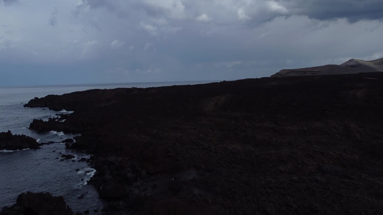 西班牙加那利群岛兰萨罗特岛艾尔戈尔佛火山湖的鸟瞰图。视频素材