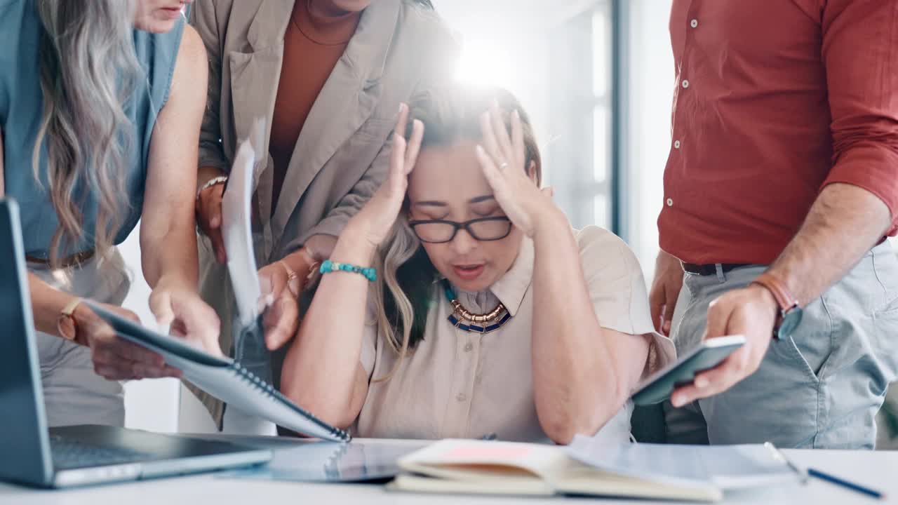 压力，过度工作和头痛的商业女性多任务审计，日程安排或合规。疲劳，责任感和员工的心理健康，倦怠，沮丧或截止日期的文件视频素材