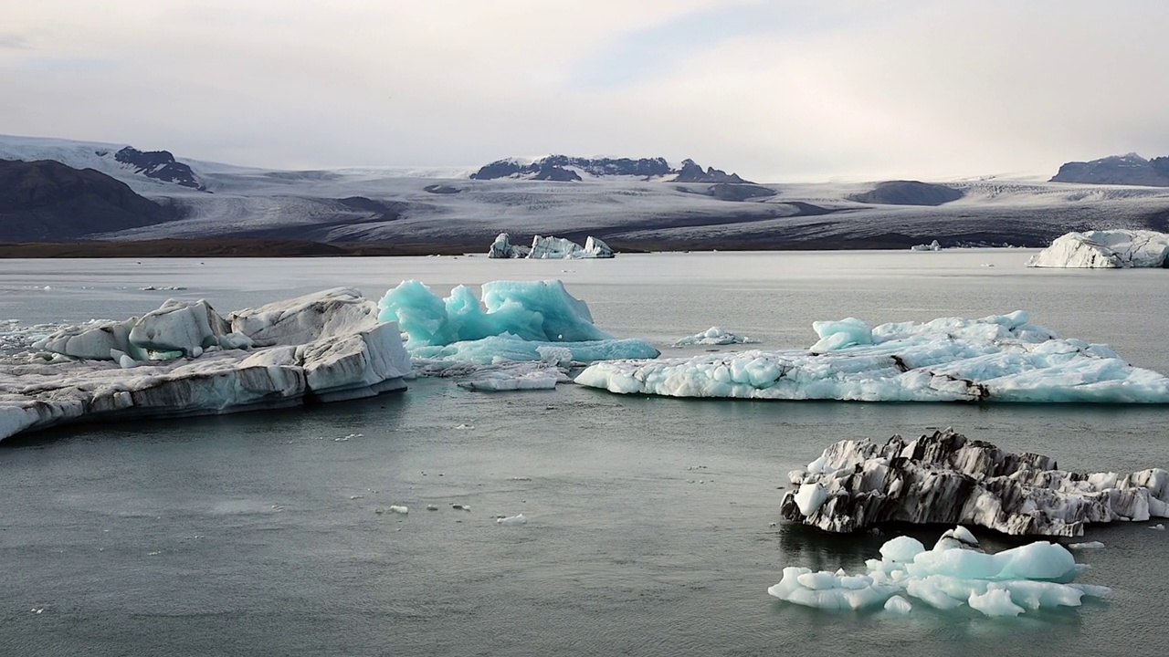 漂浮在冰岛Jokulsarlon冰川泻湖的冰山。视频下载