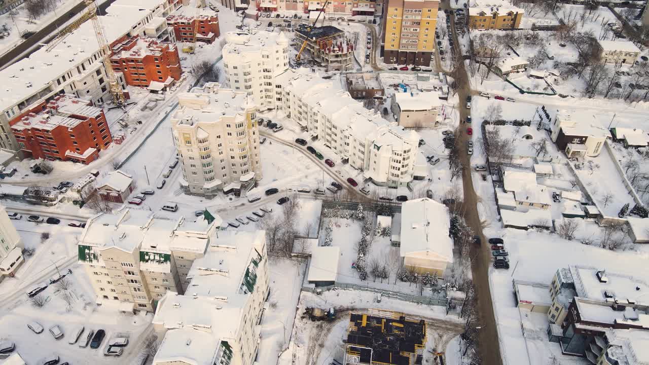 冬天的城市居民区鸟瞰图，白雪覆盖。视频下载