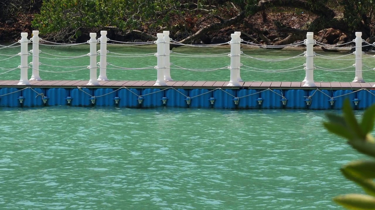 浮船坞特写，塑料船坞在美丽的大海在Koh Ngam Trat，泰国。清澈的海水在美丽的海滩上海浪。视频素材