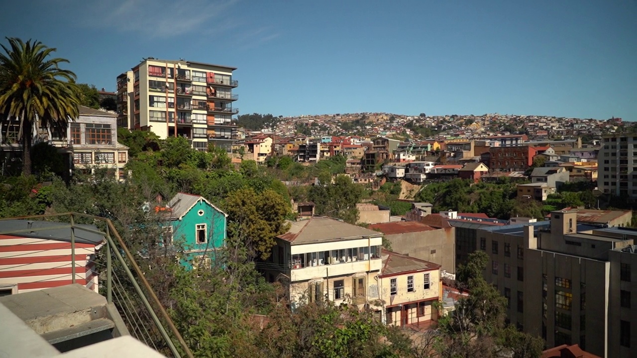 瓦尔帕莱索(Valparaiso)在智利太平洋海岸线上的艺术和色彩丰富的房屋的城市景观。视频素材