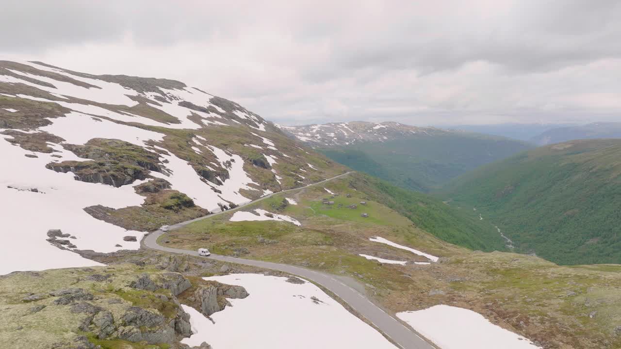 空中交通工具在风景秀丽的山口，高山景观，雪片视频素材