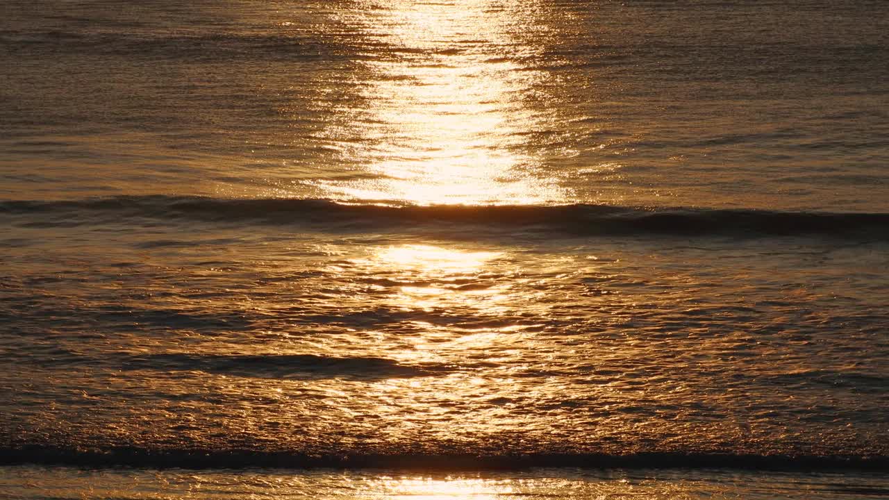 海浪拍打着早晨太阳的倒影视频素材