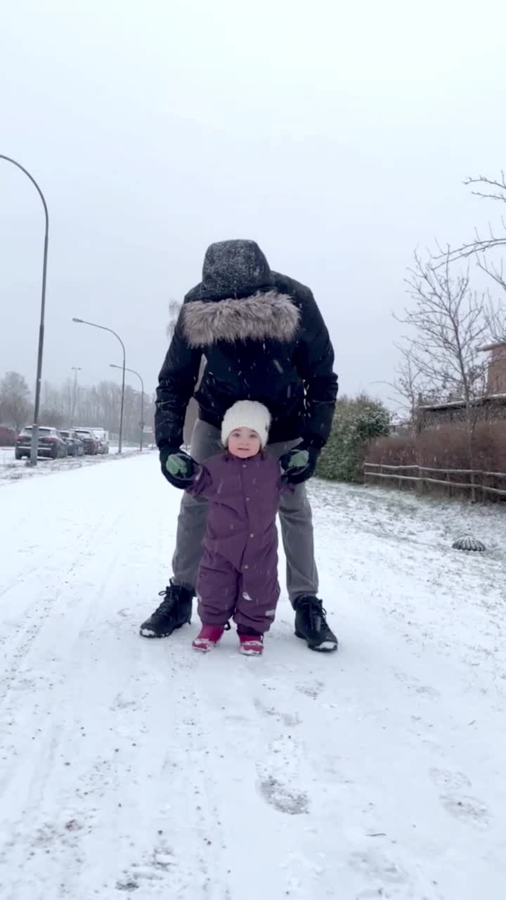 蹒跚学步的孩子第一次在雪中玩耍视频下载