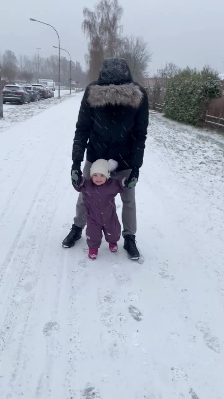 蹒跚学步的孩子第一次在雪中玩耍视频下载