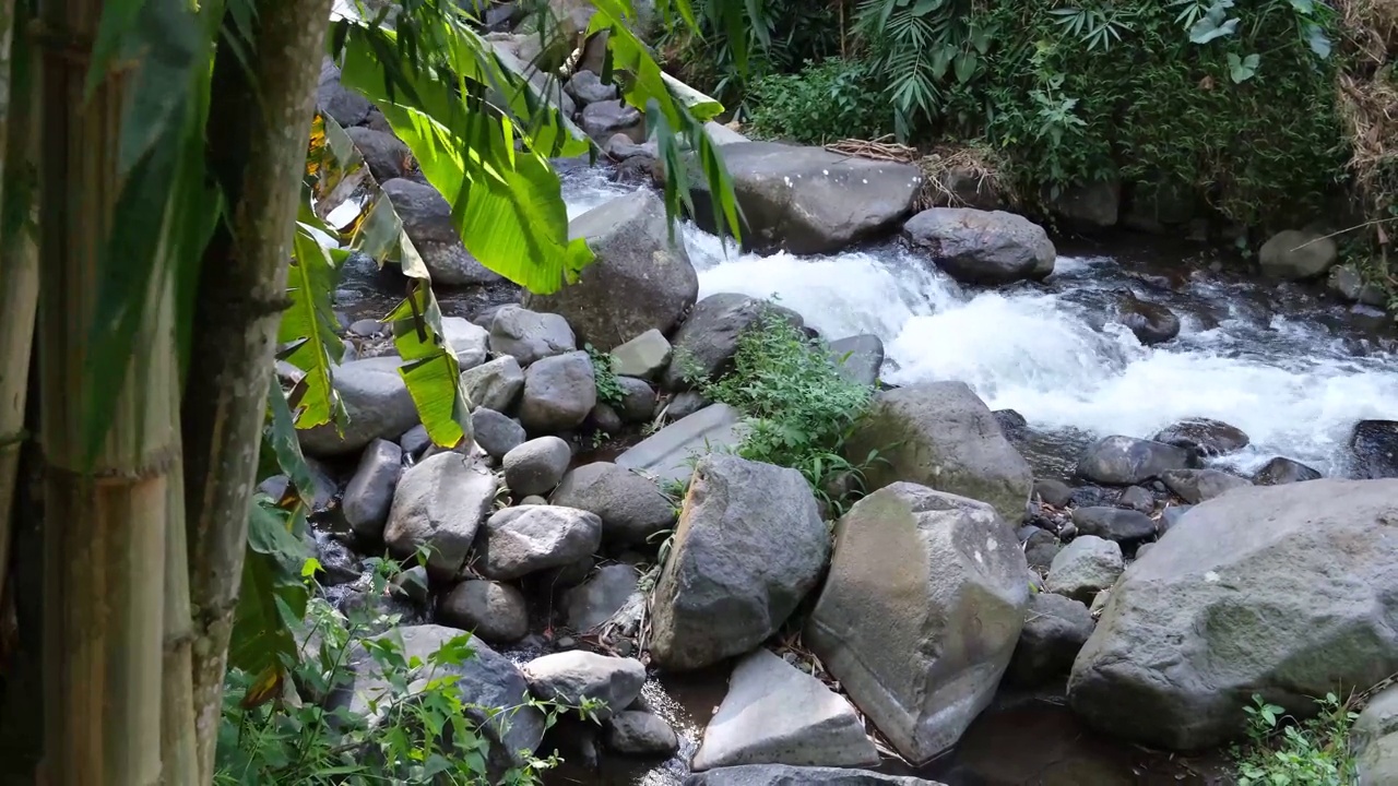 小河流与岩石在山上流动视频素材