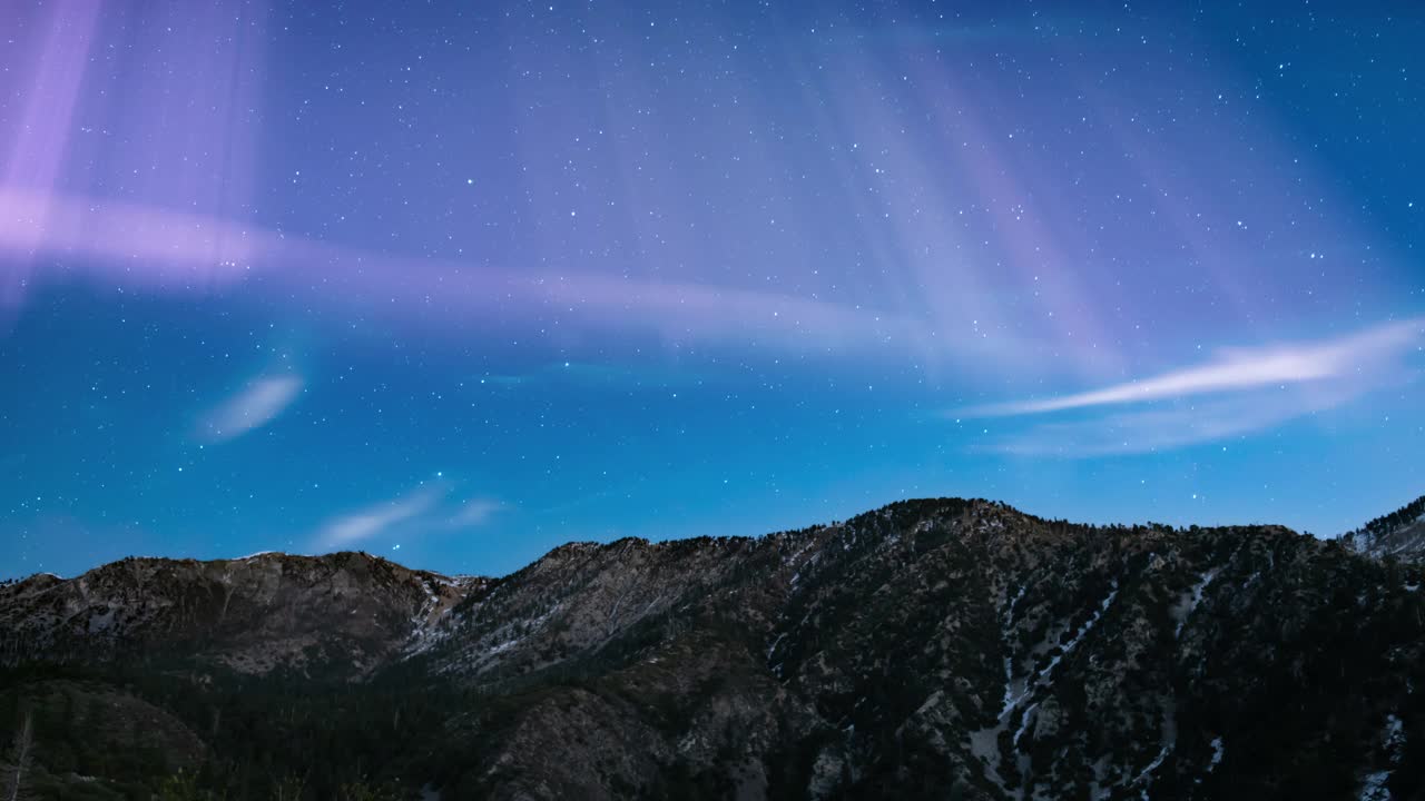 北极光粉红环冬季山峰视频素材