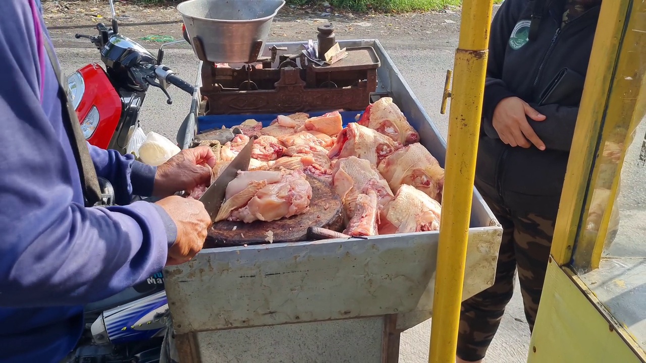 印尼传统市场的鸡肉卖家视频素材