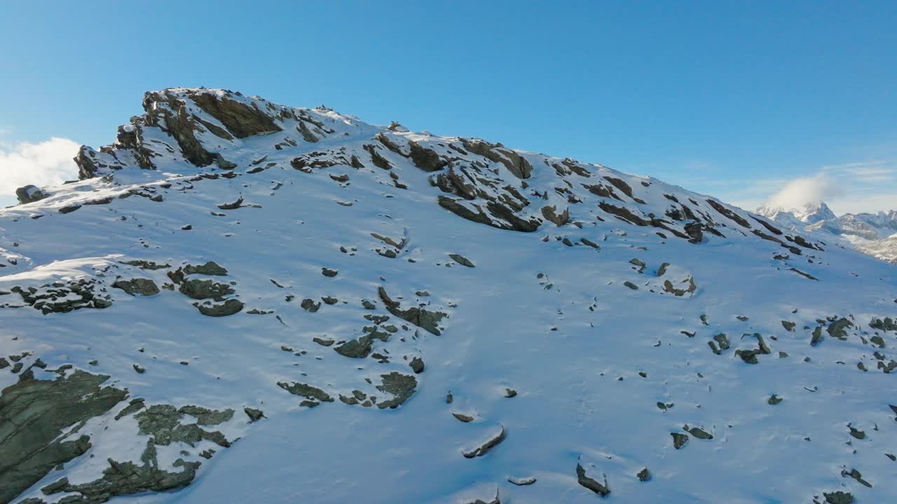 空中无人机马特洪峰在秋天阳光明媚的一天。瑞士阿尔卑斯山。瑞士。视频素材