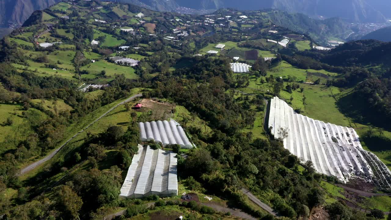 鸟瞰山谷的温室和草地视频素材