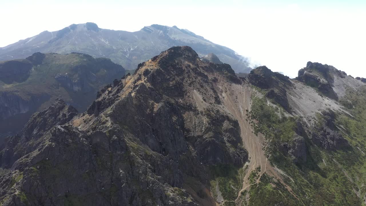 厄瓜多尔的丘丘皮钦查山顶上有许多登山者视频素材