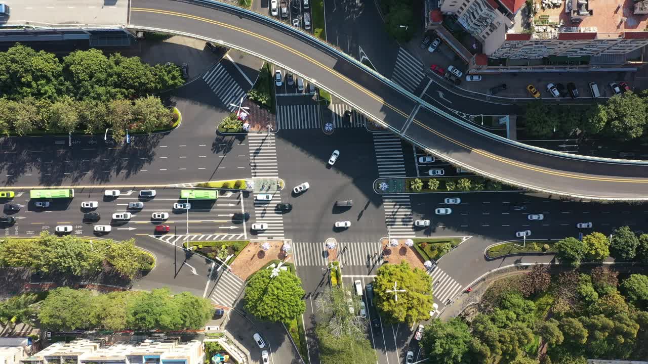 城市十字路口交通流量的航空摄影视频素材