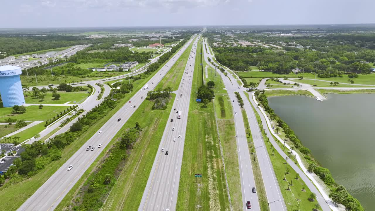 鸟瞰繁忙的美国高速公路与沉重的快速移动的交通。州际运输概念视频素材