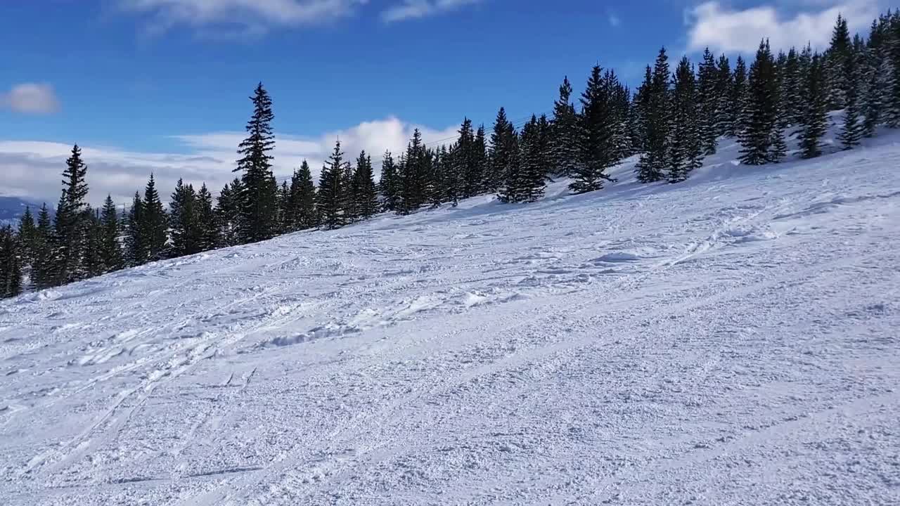 在粉状斜坡上的成熟女子滑雪者。科罗拉多州阿斯彭的雪场。视频素材