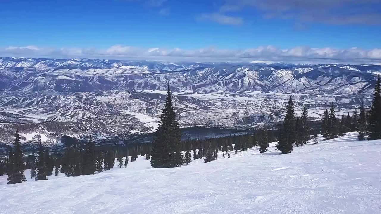 在粉状斜坡上的成熟女子滑雪者。科罗拉多州阿斯彭的雪场。视频素材