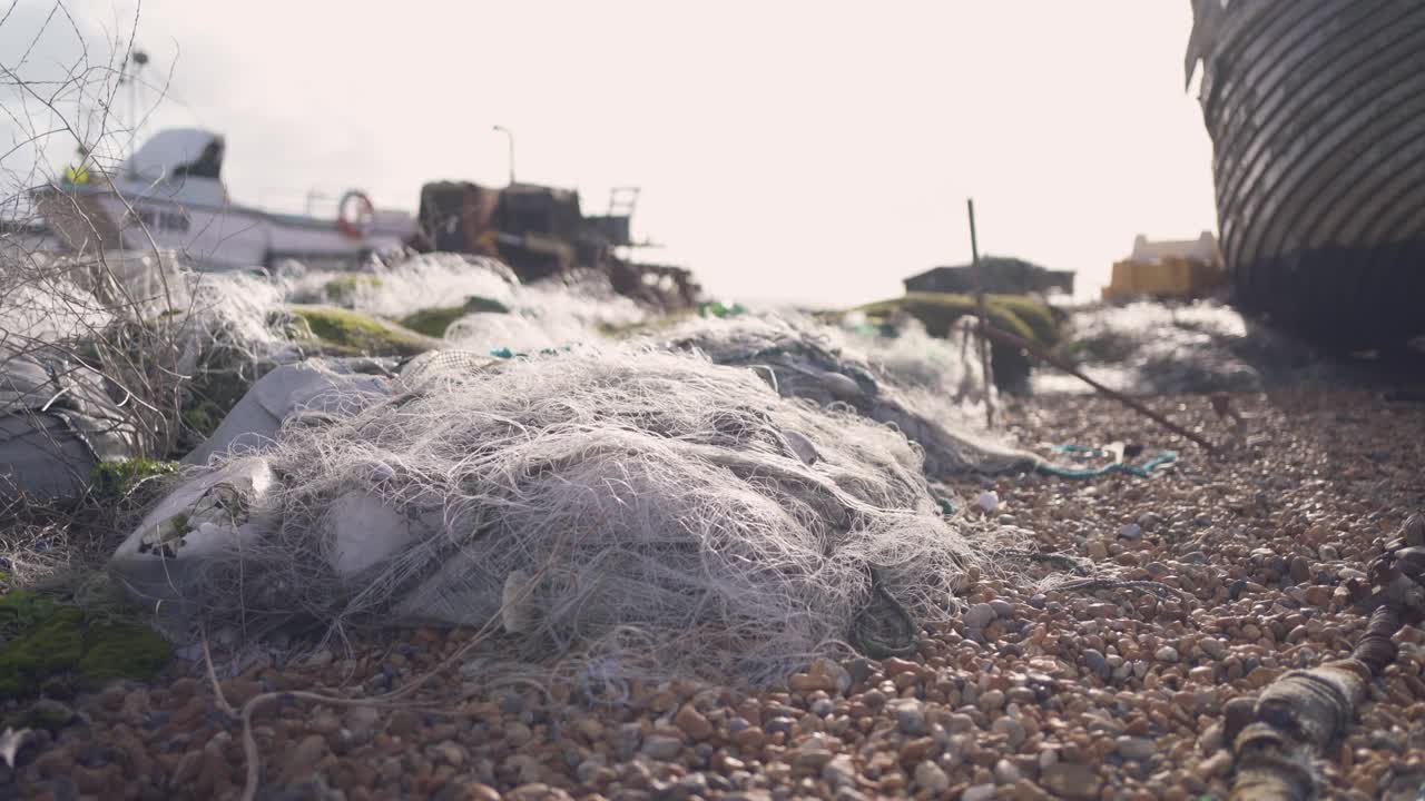 海滩上的废弃渔网随风飘荡视频素材