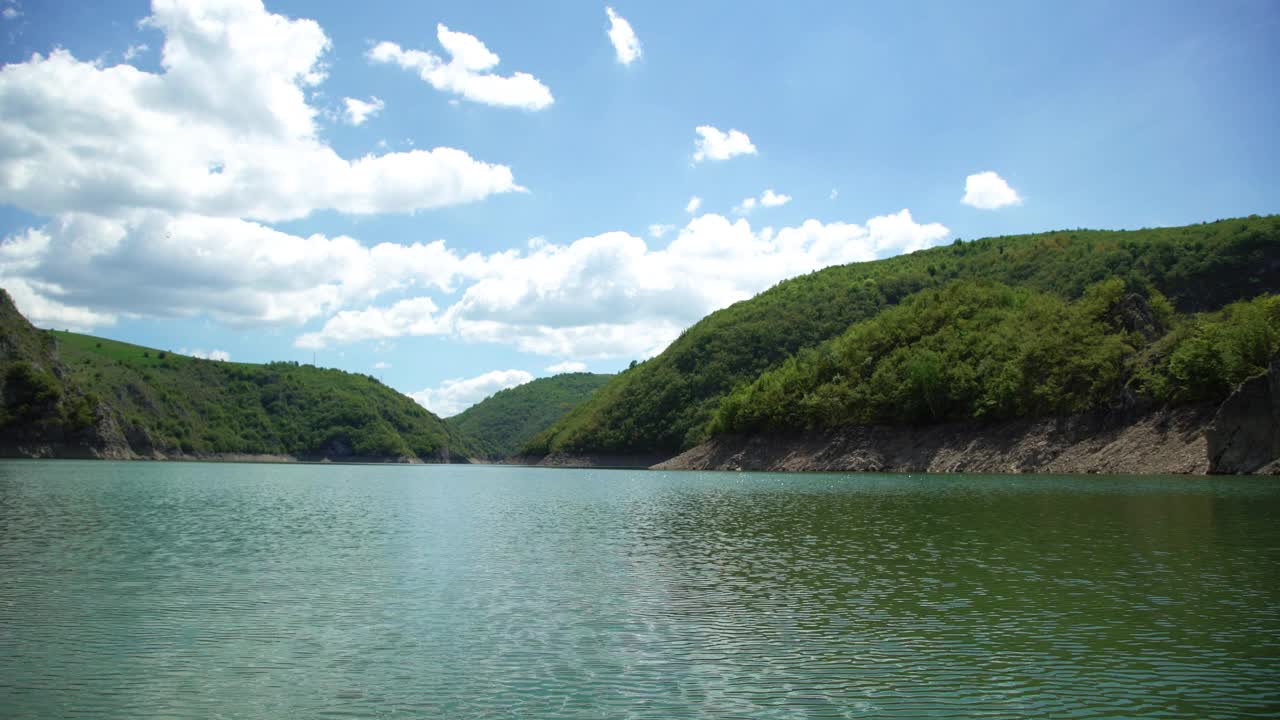 乘船时的湖景视频素材