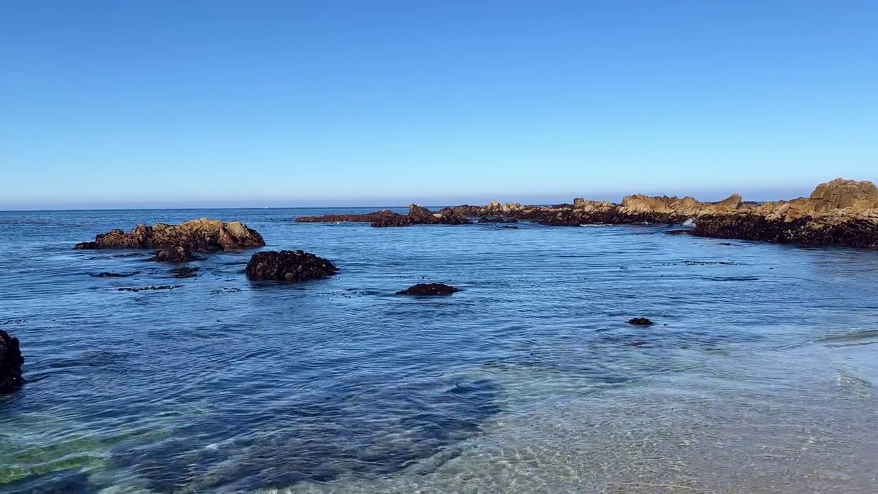 海岸岩层和海洋视频素材