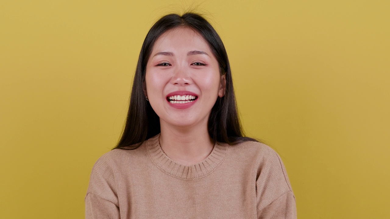 微笑和可爱的年轻亚洲女人。视频素材