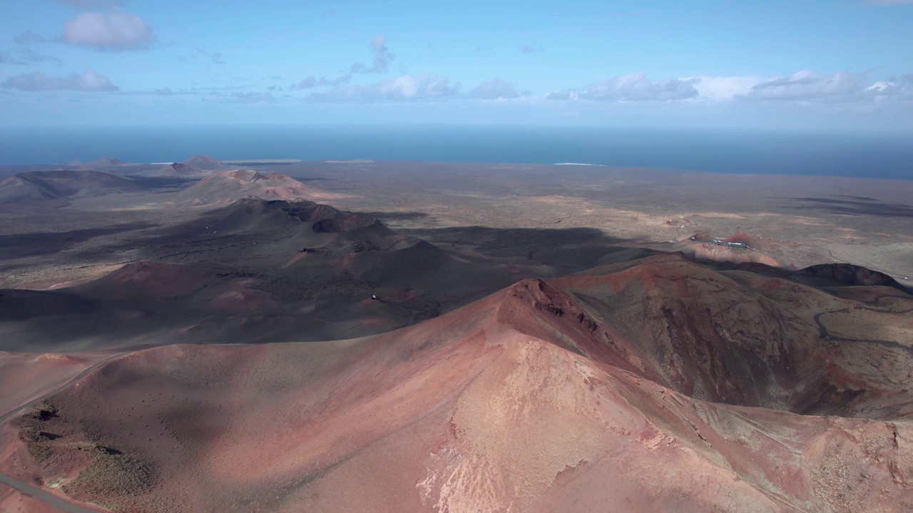 西班牙兰萨罗特岛蒂曼法亚自然公园火山的无人机航拍镜头。视频素材