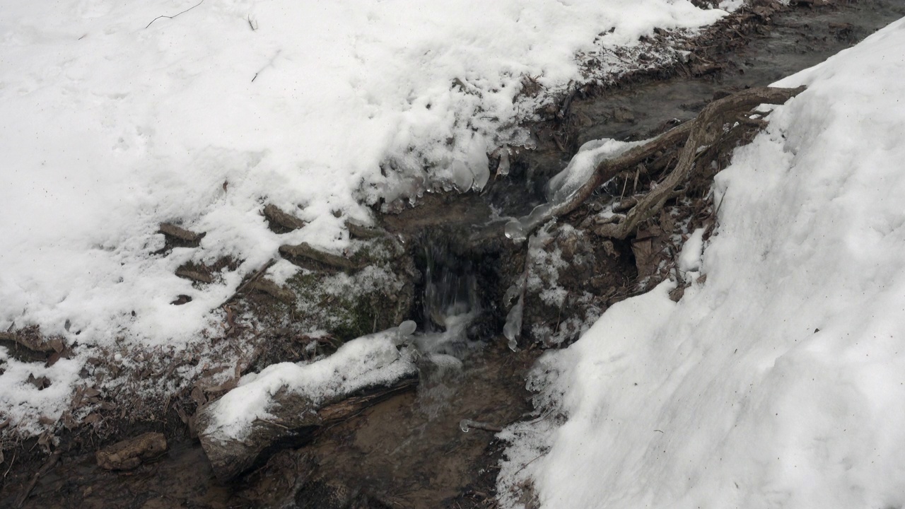 融雪流视频素材