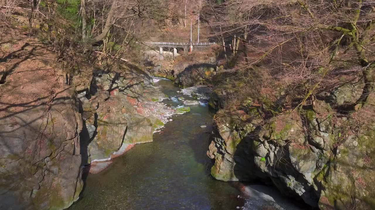 晴朗天气下的山谷风景，奥玉，东京视频素材