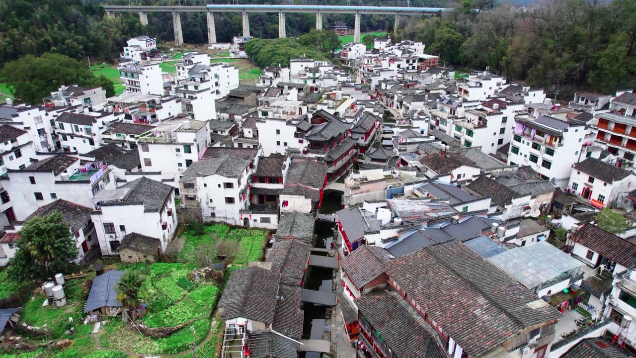 航拍中国山区的一个村庄视频素材