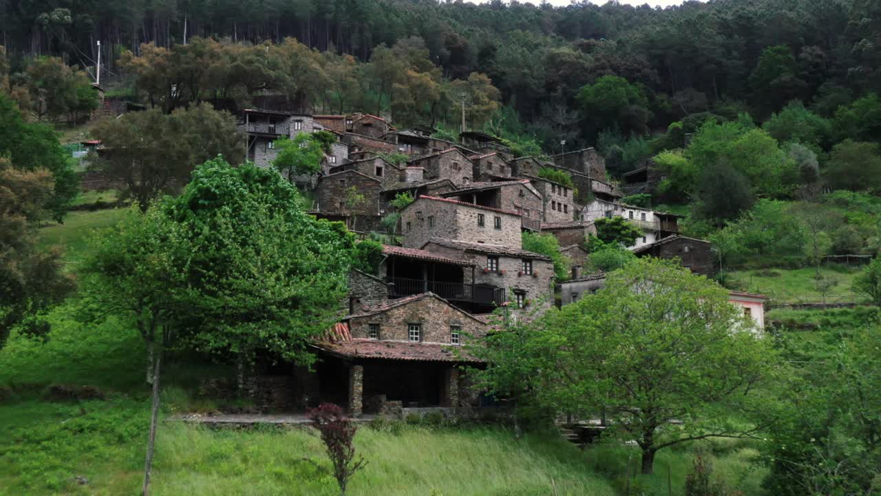 Aerial images of schist houses of small village situated at Serra da Lousã, unique cultural landscape in Central Portugal视频素材