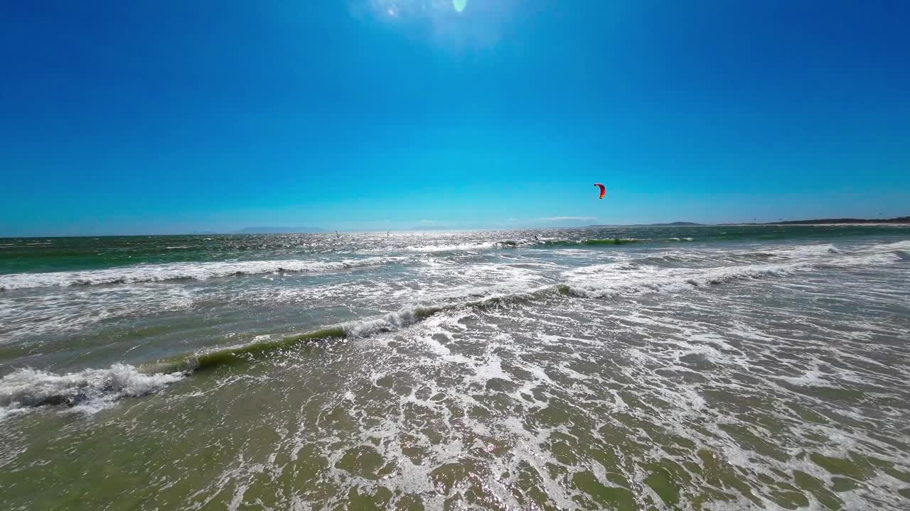 在南非开普敦的海滩上玩风筝冲浪视频下载