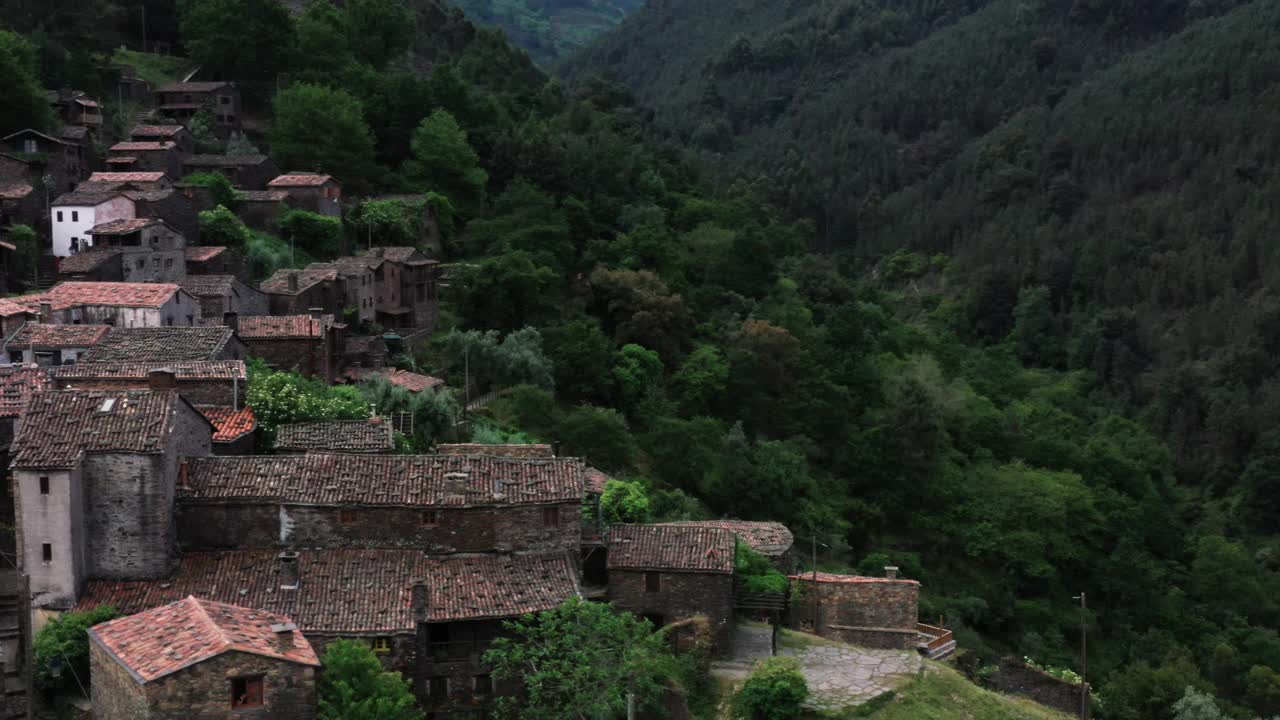 Aerial images of schist houses of small village situated at Serra da Lousã, unique cultural landscape in Central Portugal视频素材