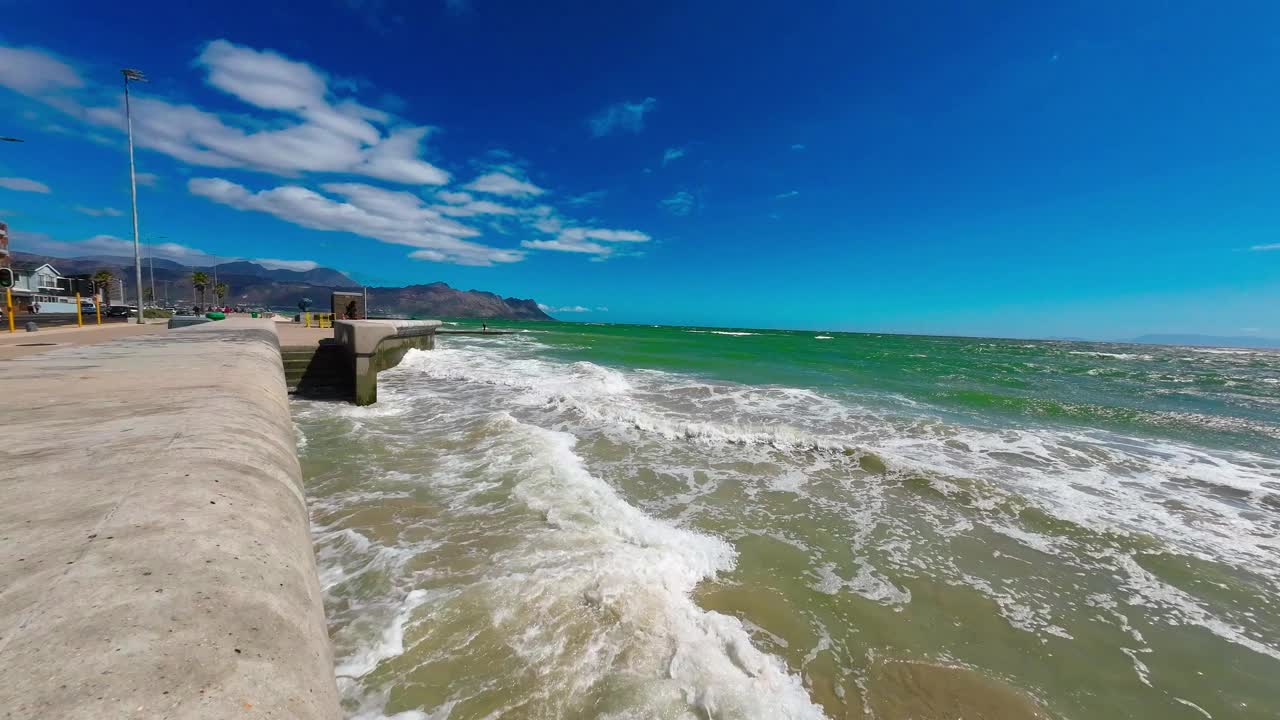 南非开普敦海滩上的海浪视频素材