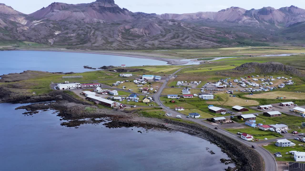 冰岛的一个偏远小镇Borgarfjörður，背景是群山视频素材