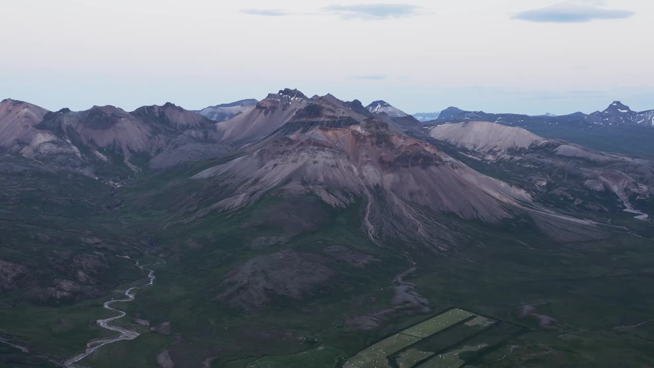 落日时分，冰岛梦幻般的火山地形视频素材