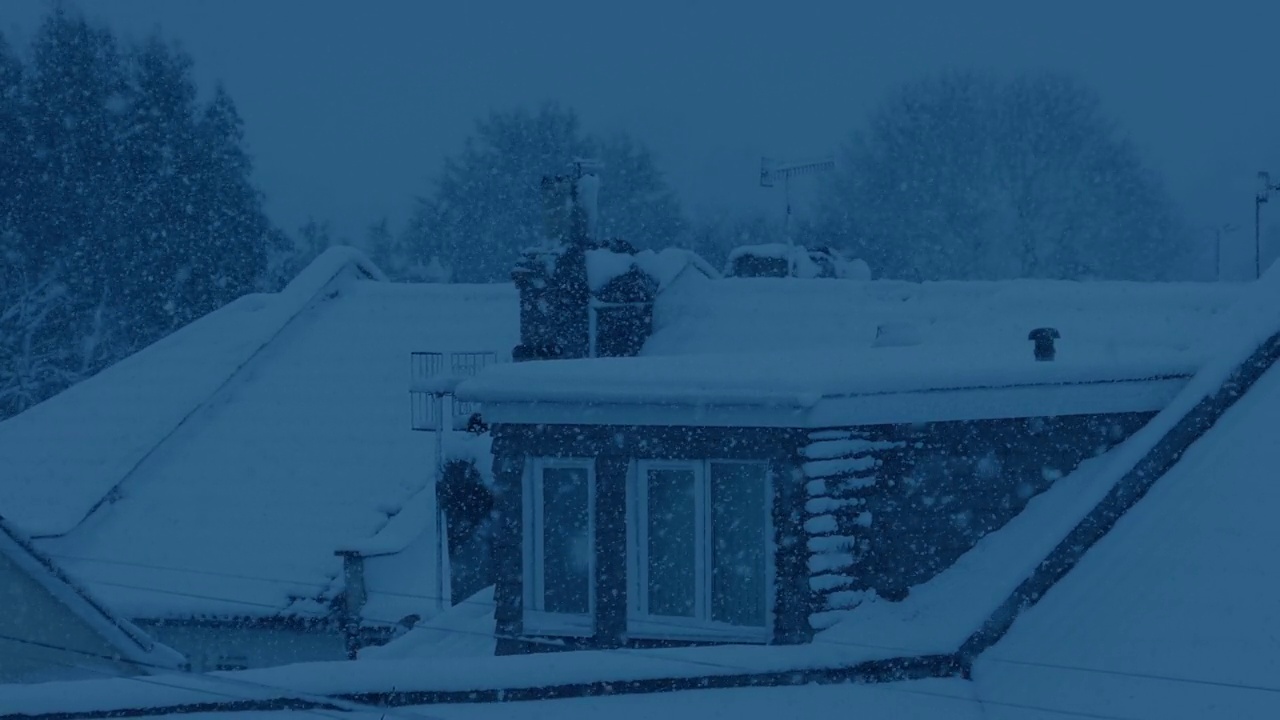 大雪中的房屋屋顶视频素材