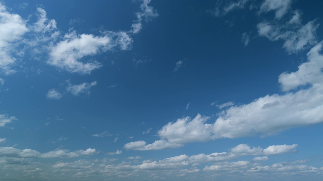 美丽的天空背景。蓝色天空上显示风向的自然白色层积云和积云的抽象外观。间隔拍摄。视频素材