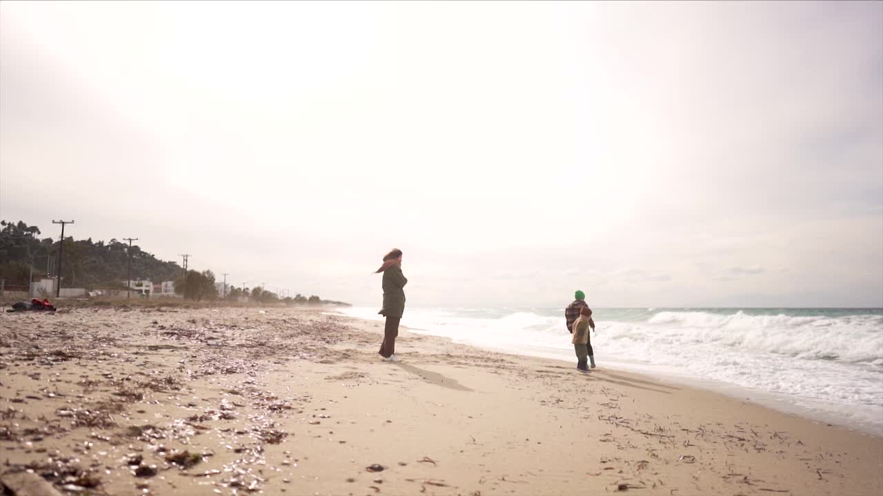 在海滩度过有风的日子视频素材