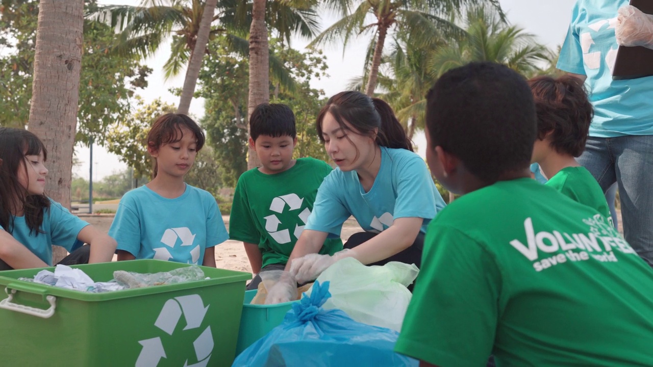 老师教孩子亚洲人志愿者分类回收塑料和玻璃垃圾。人与生态理念。视频素材