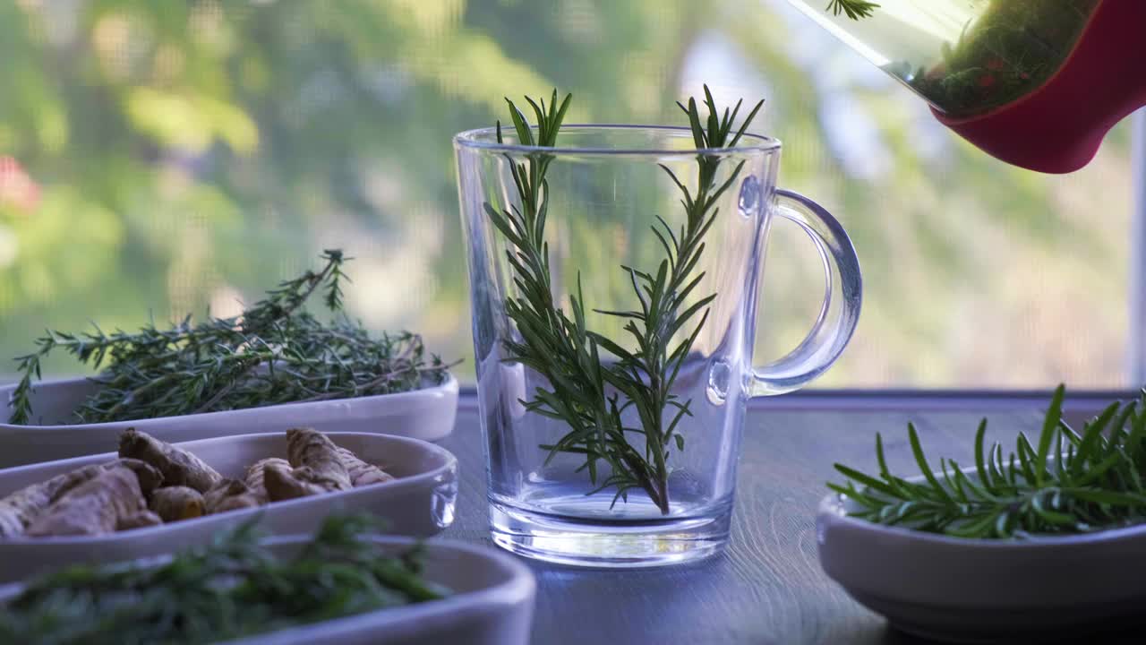 准备迷迭香花草茶视频素材