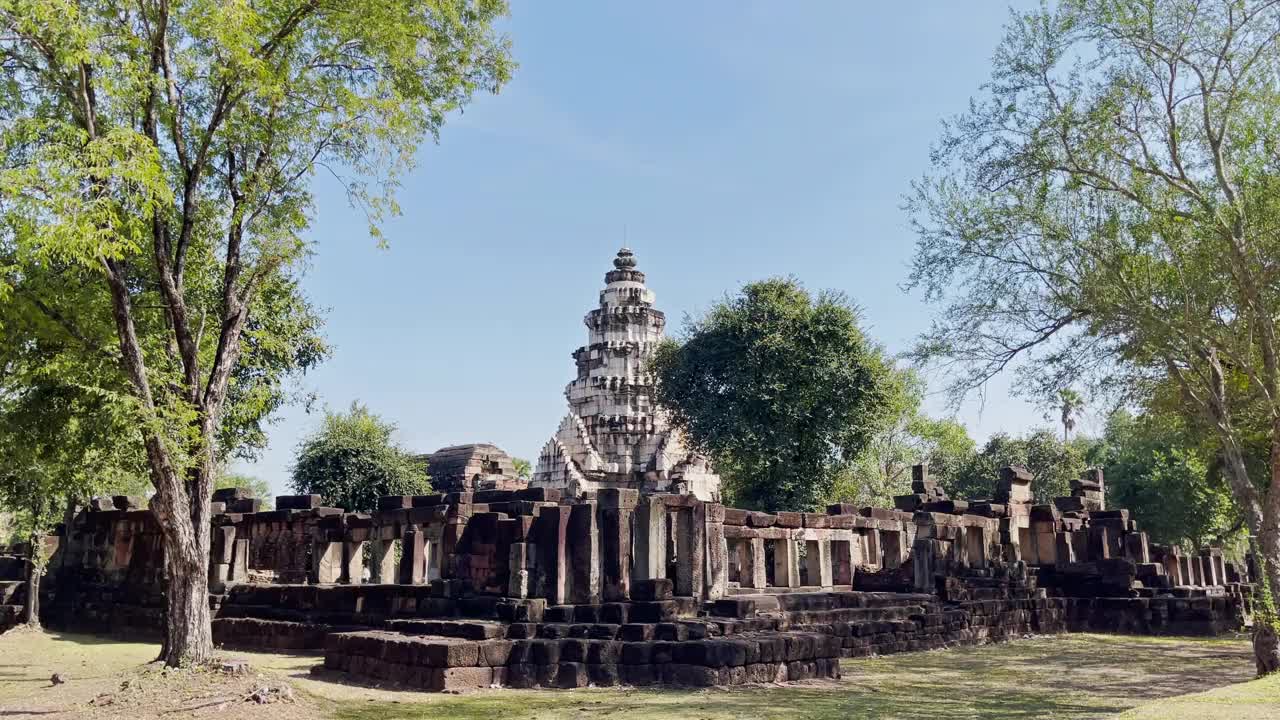 Prasat Hin Phanom Wan历史公园这是一个古老的城堡，位于泰国呵叻府。视频素材