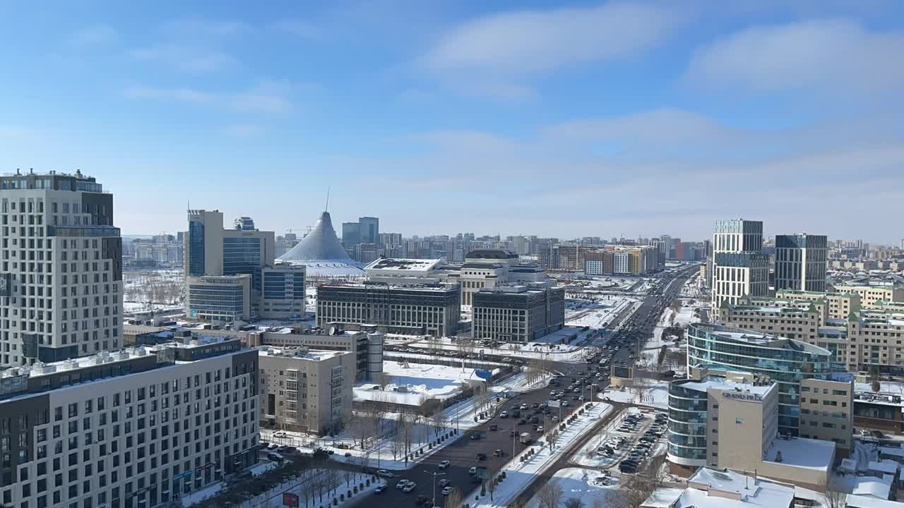 阿斯塔纳的一条中心街道。云在天空中快速移动。哈萨克斯坦，阿斯塔纳，2022年2月。延时视频。视频素材