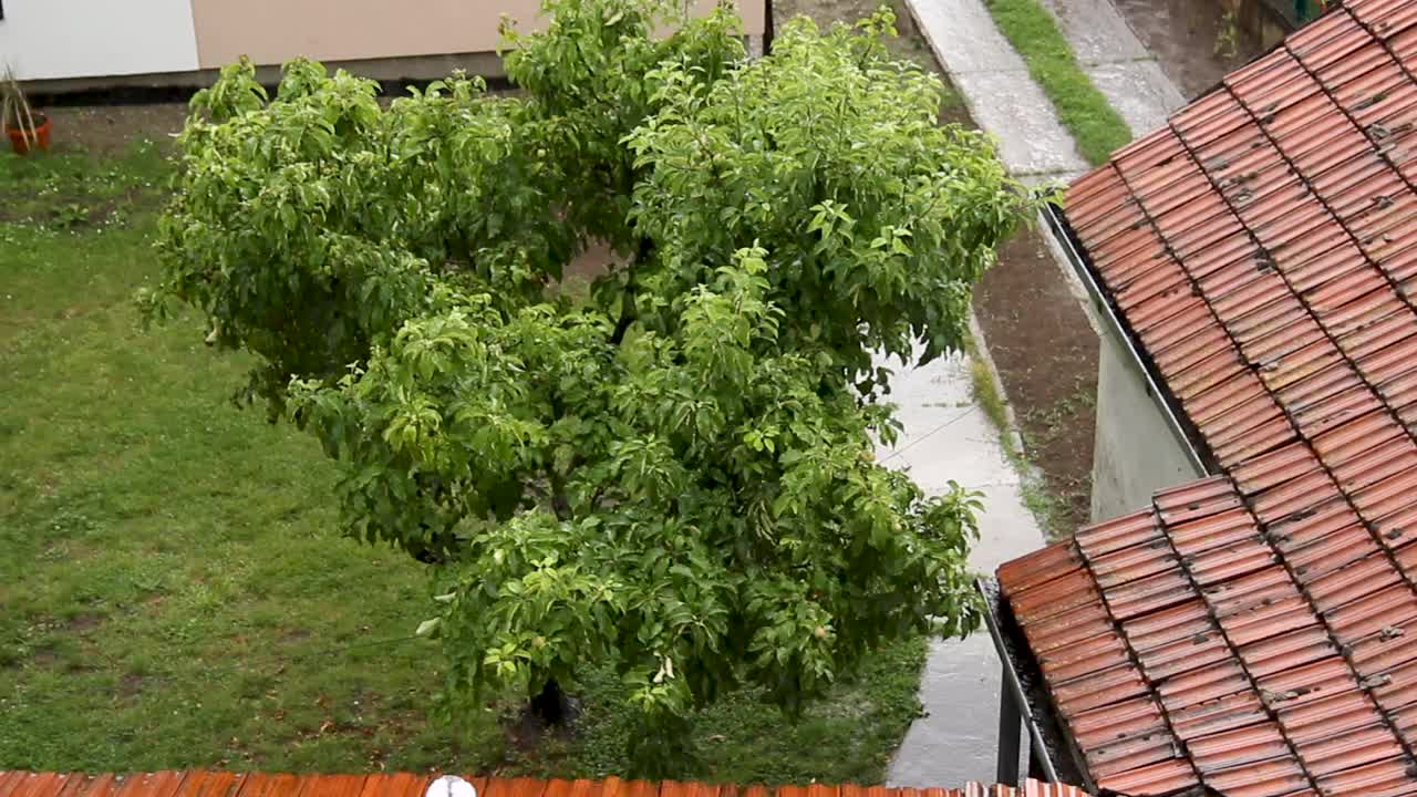 雨水从屋顶流下来视频素材