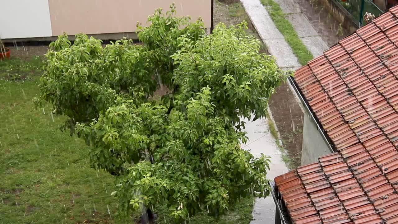 雨水从屋顶流下来视频素材