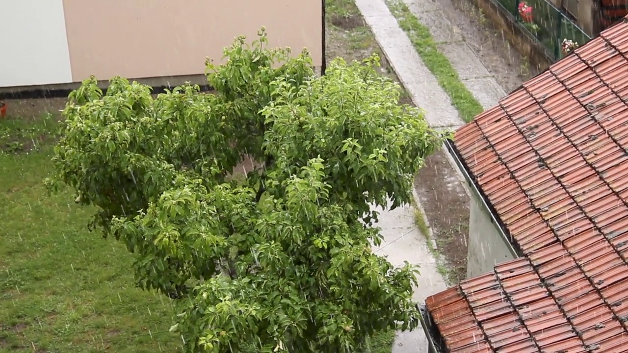 雨水从屋顶流下来视频素材