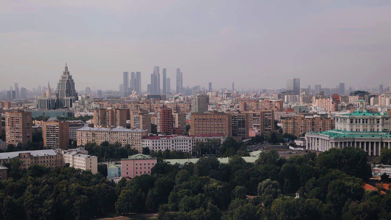 在雾霾的背景下，市中心的塔在城市上空清晰可见。大城市全景图视频素材