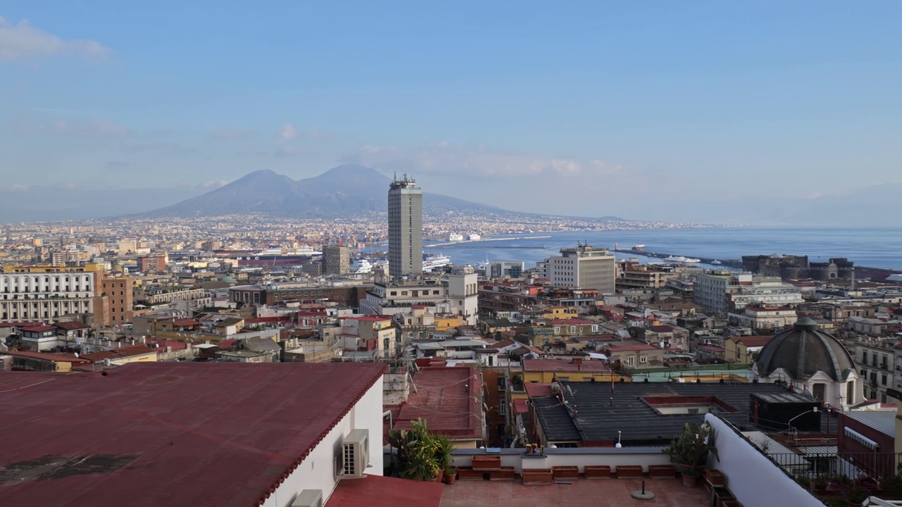 那不勒斯,意大利。一月阳光明媚的一天，从Corso Vittorio Emanuele俯瞰这座城市。远处是维苏威火山和那不勒斯湾。慢动作视频。视频素材