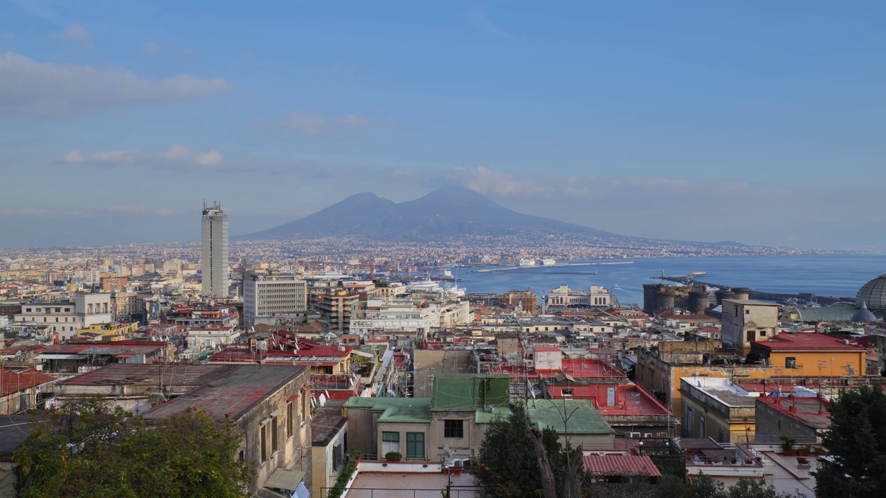 那不勒斯,意大利。从Corso Vittorio Emanuele俯瞰城市。右边是Maschio Angioino，旁边是邮轮码头。中心是维苏威火山和那不勒斯湾。视频下载