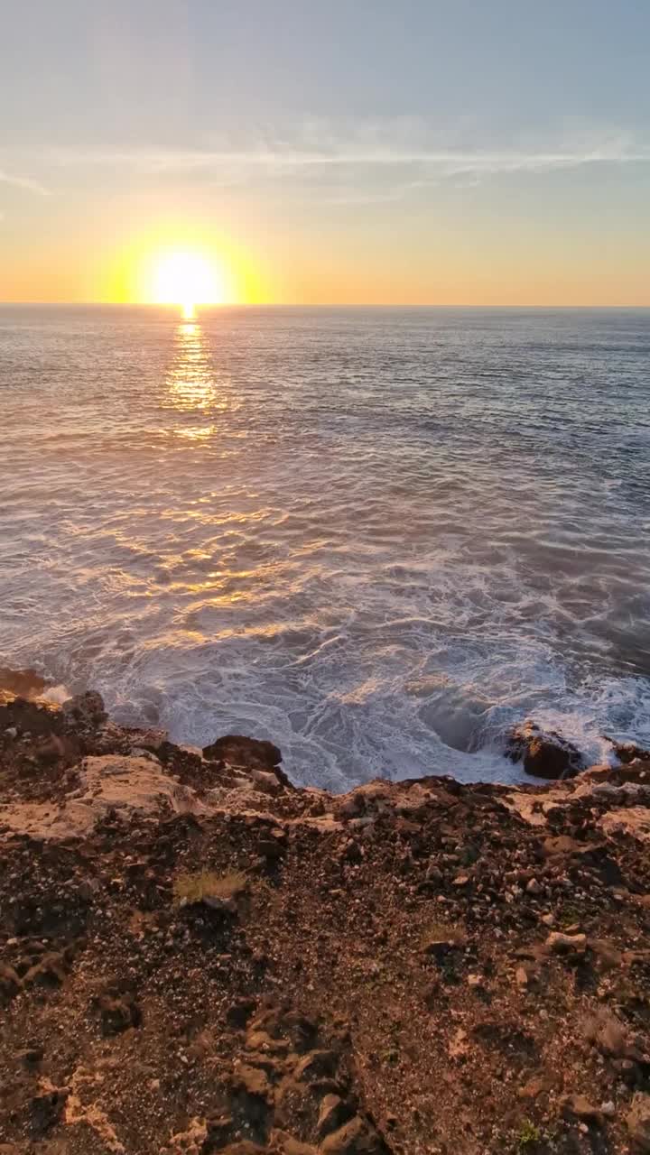 在Ajuy观景台，落日面朝大海视频下载