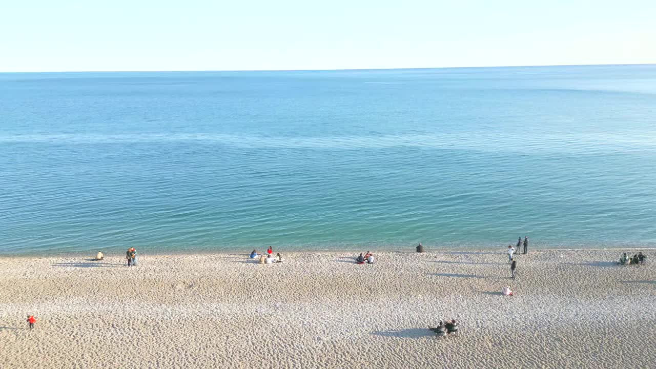 鸟瞰大海和海滩。视频素材