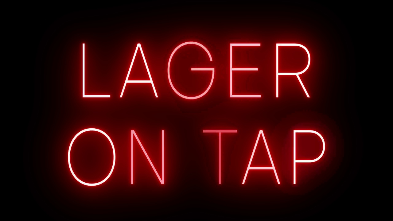 发光的红色复古霓虹灯标志为LAGER ON TAP视频素材